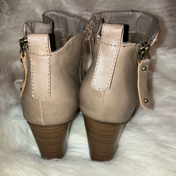 Breckelles Gail-28 Leatherette Zippered Chunky Heel Bootie NWOT - Picture 4 of 6